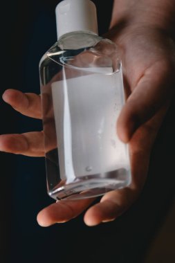 El dezenfektanı kullanan kız