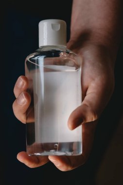 El dezenfektanı kullanan kız