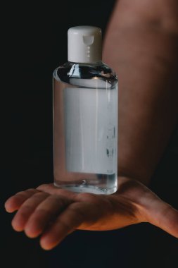 El dezenfektanı kullanan kız