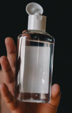 El dezenfektanı kullanan kız