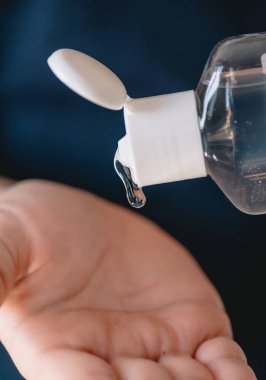 El dezenfektanı kullanan kız