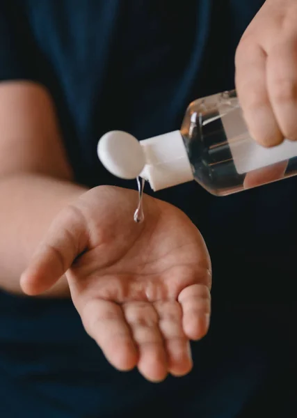 Mädchen Benutzt Flüssigkeit Für Händedesinfektionsmittel Stockbild