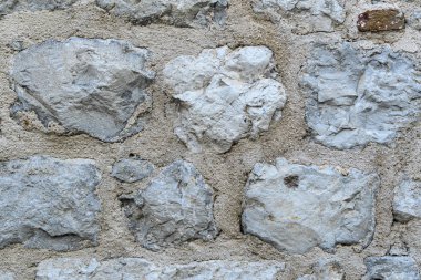 Kaba taşlardan yapılmış eski bir taş duvarın parçası. Geçmişi. Gri.