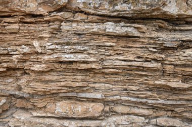 Katmanlı jeolojik bir kaya parçası. Geçmişi. Ocher 'in rengi.