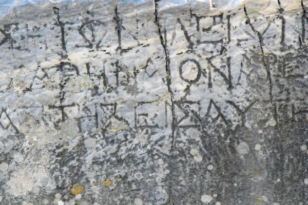 Halfgewiste Oude Griekse Letters Een Oude Grijze Marmeren Plaat Bedekt — Stockfoto