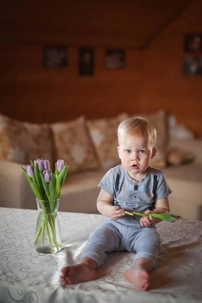 Een Jongetje Een Stelletje Tulpen — Stockfoto