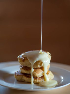 Tabakta taze krepler var.