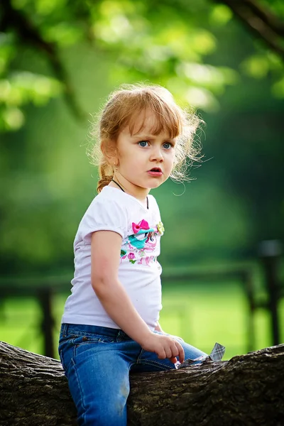 Una Niña Sienta Árbol Ríe — Foto de Stock