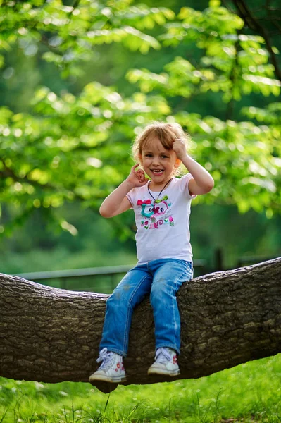 Malá Holčička Sedí Stromě Směje — Stock fotografie
