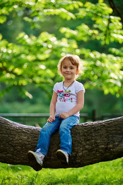 Маленька Дівчинка Сидить Дереві Сміється Ліцензійні Стокові Зображення