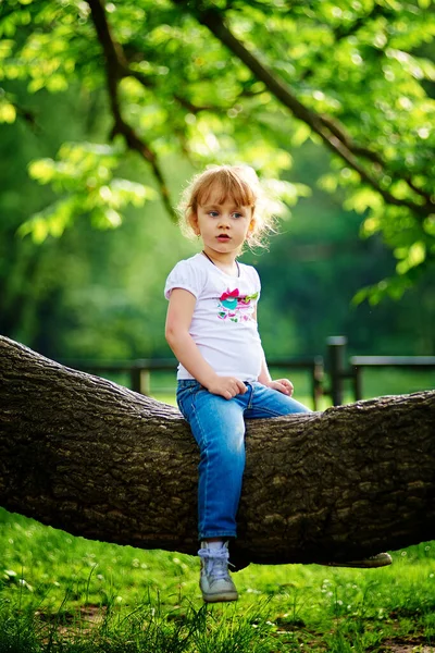 Маленька Дівчинка Сидить Дереві Сміється Стокова Картинка
