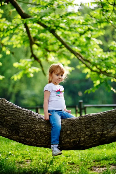 Маленька Дівчинка Сидить Дереві Сміється Стокова Картинка