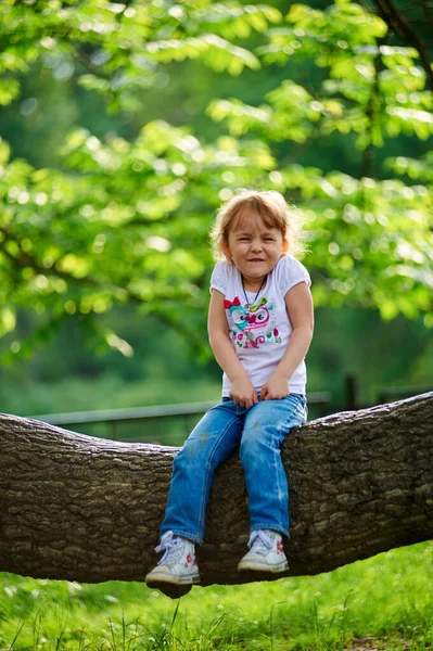 Маленька Дівчинка Сидить Дереві Сміється Стокове Фото