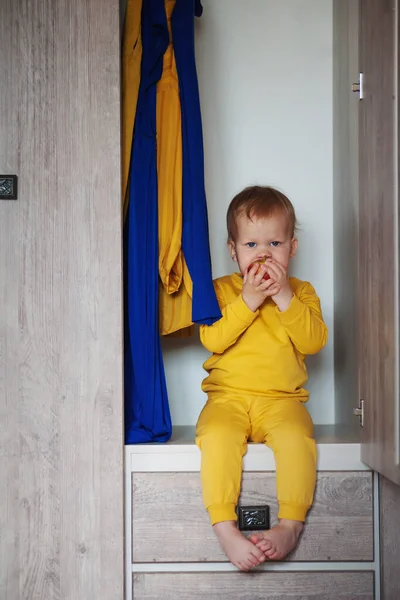 Pequeño Niño Sonriente Sienta Come Una Manzana —  Fotos de Stock