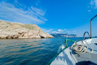 Tekneden kayalık sahile, Kırım 'a, Ukrayna' ya.