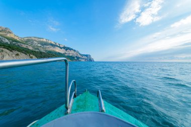 Tekneden kayalık sahile, Kırım 'a, Ukrayna' ya.