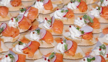 Kırmızı balıklı dilekler ve tepside baharatlar..