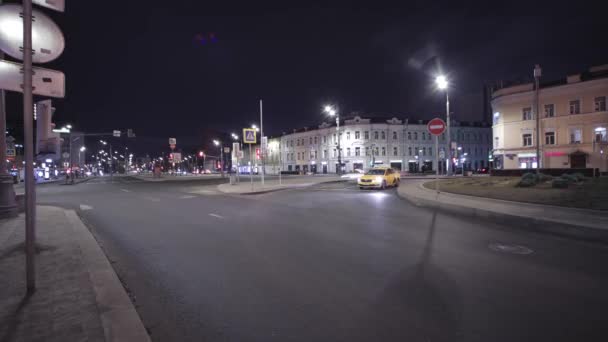 Ночное Время Суток Перекрестке Светофором Россия Москва — стоковое видео