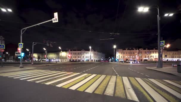 Vue Nuit Circulation Une Intersection Avec Feu Circulation Dans Ville — Video
