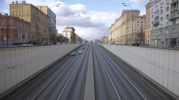 Tijd Ronden Van Het Autoverkeer Tijdens Dag Bovenaanzicht — Stockvideo