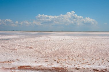 Güneşli bir günde kurumuş tuz gölü ve güzel bir gökyüzü.