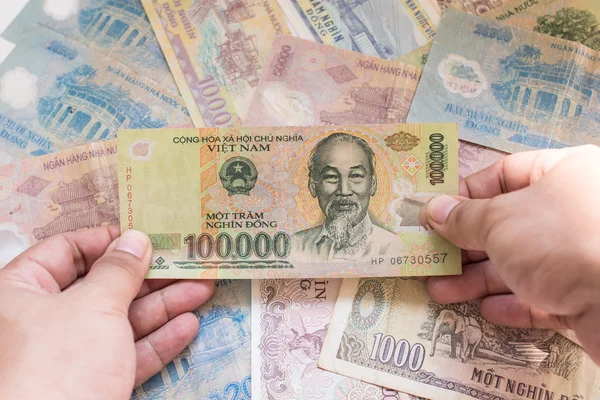 Vietnamca banknot elinde  