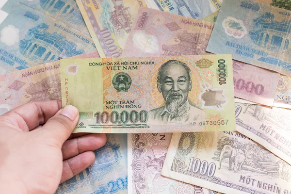 Vietnamca banknot elinde 