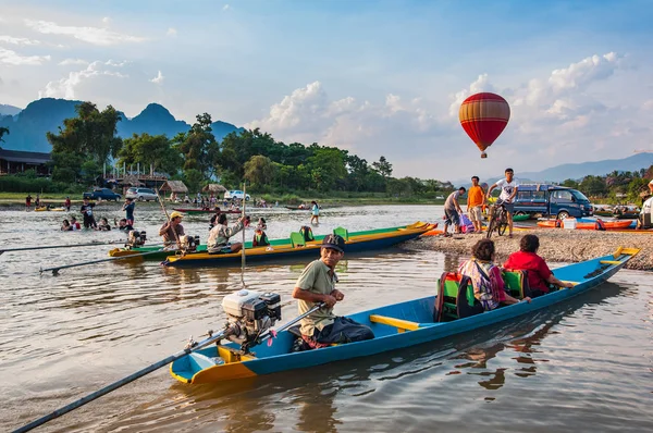 Turbåt i Vang Vieng – stockfoto