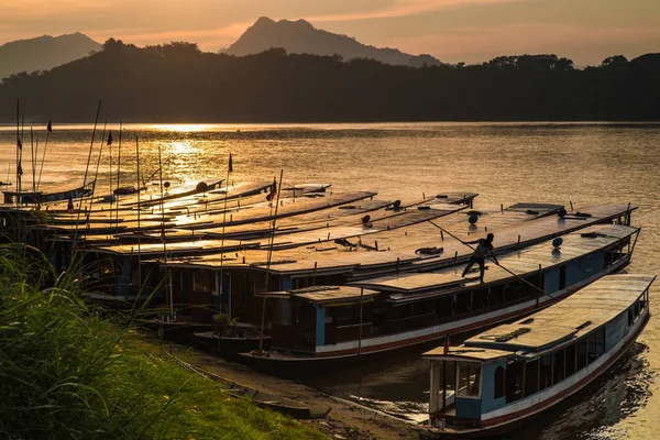 Barcos turísticos no rio Mekong, Luang Prabang — Fotografia de Stock