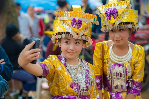 妇女的当地登山家 — 图库照片