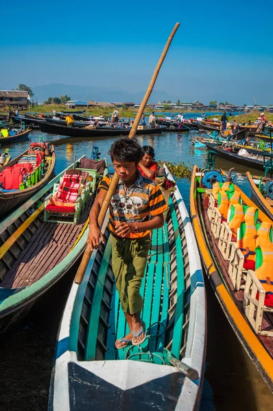 Barcos turísticos en el lago Inle — Foto de Stock