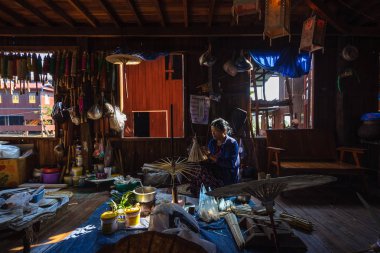 Yerel atölyede Inle Gölü, Myanmar