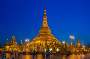 Yangon, Myanmar Shwedagon Pagoda 'nın akşam manzarası.