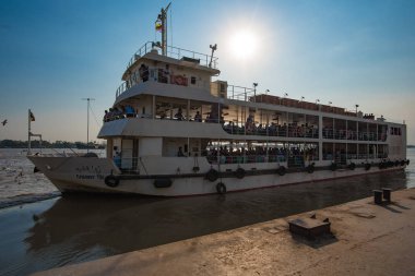 Yangon, Myanmar - 28 Aralık 2016: Büyük Yangon, Myanmar 'da Yangon Nehri' nden büyük feribotla geçmek için toplu taşıma.