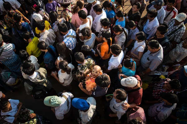 Yangon, Myanmar - 28 Aralık 2016: Büyük Yangon, Myanmar 'da yerel Birmanya halkı kalabalığı ilerliyor.