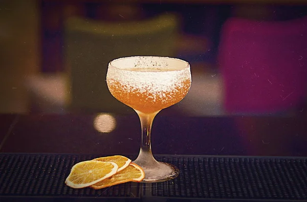 Sepet pudra şekeri garnitür ve turuncu kurutma ile kokteyl