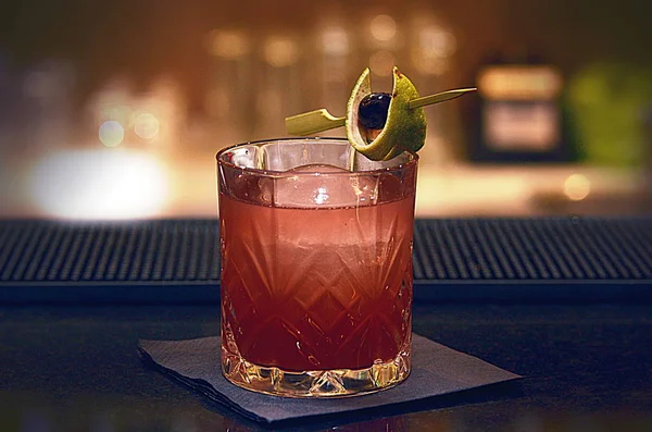 Rock bardak greyfurt ve kiraz garnitür ile kırmızı kokteyl