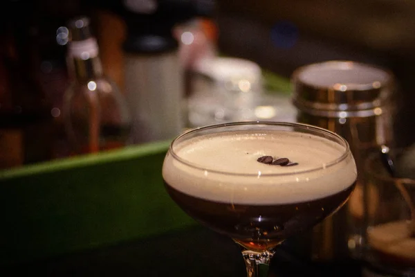 Espresso kahve çekirdekleri garnitür ile kokteyl Martini; menü veya metin yan için kullanılabilir