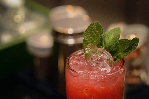 Rus bahar yumruk pembe kokteyl ile nane garnitür ile cam üst resmini; tarafındaki bir metin veya bir menü kullanılabilir