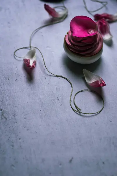 Negatif Alanlı Gül Keki (Gıda Fotoğrafçılığı)