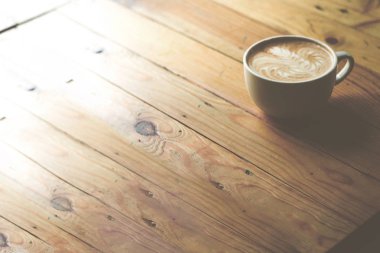 Negatif boşluklu bir fincan kahve.