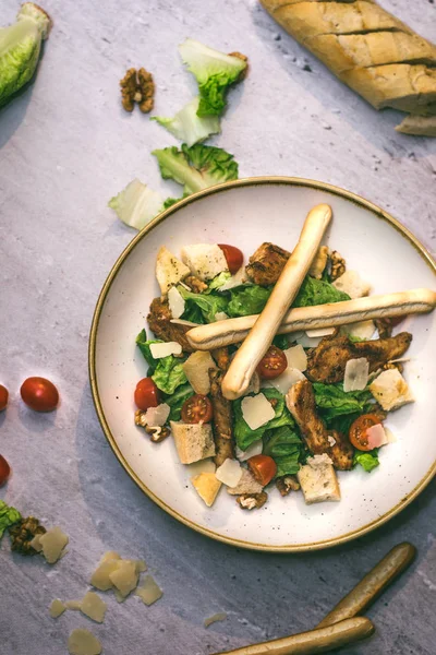 Grissini, Tavuk ve Kokteyl Kiraz Domatesli Düz Yatay Beste Cesar Salatası)