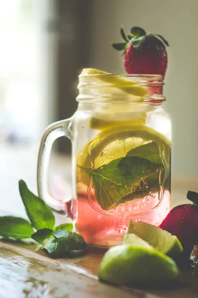 Kavanozda limonlu çilekli limonata.