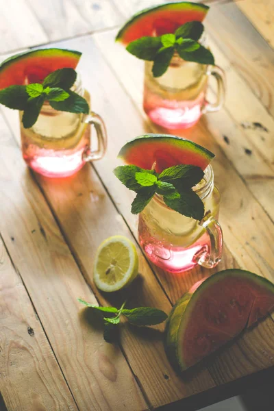 Naneli ve Limonlu Yaz Karpuzu Limonatası)