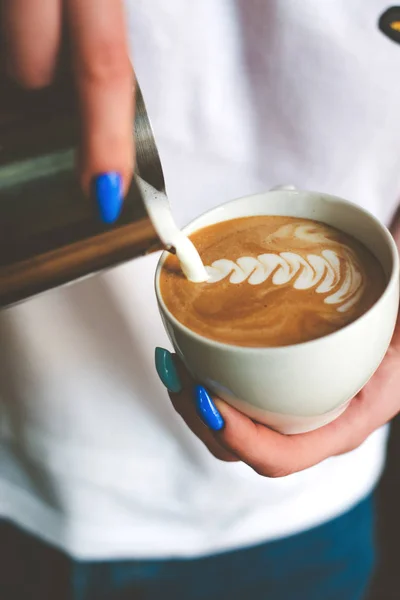 Kahve fincanında Latte Sanatı Yapan Barista
