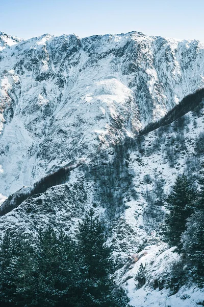Gürcistan 'daki Kafkasya dağlarının manzarası