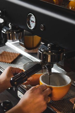 Kahve makinesinde kahve demliyorum. 