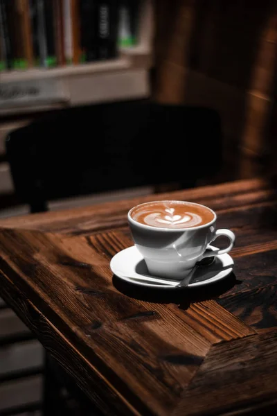 Cafe 'de Latte Art ile bir fincan kahve