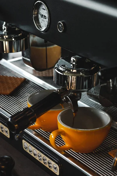 Kahve makinesinde kahve demliyorum. 