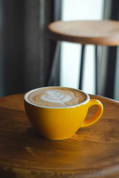 Sarı kapuçino. Latte Art 'lı kahve.